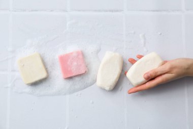 Sabun - spa, güzellik prosedürleri ve cilt bakımı konsepti, üst görünüm