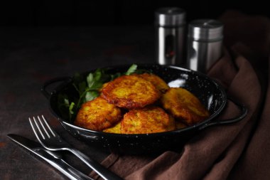 Lezzetli yemek konsepti. Patatesli gözleme, lezzetli ev yapımı yemekler.