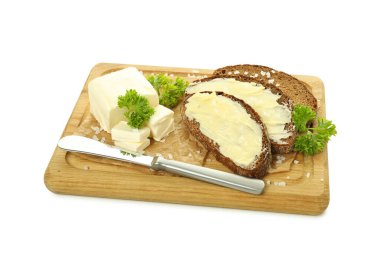 Kahvaltı kavramı, tereyağlı yemek, beyaz arka planda izole edilmiş.