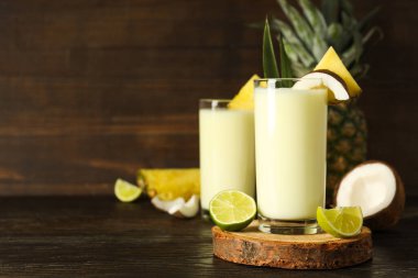 Taze yaz kokteyli - Pina colada, taze yaz içeceği konsepti