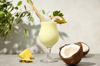 Taze yaz kokteyli - Pina colada, taze yaz içeceği konsepti