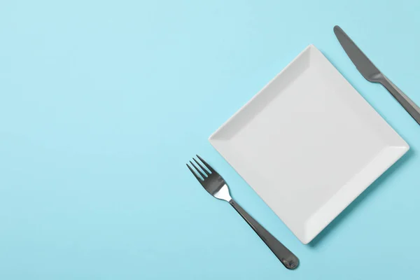 접시와 문자를 테이블 — 스톡 사진