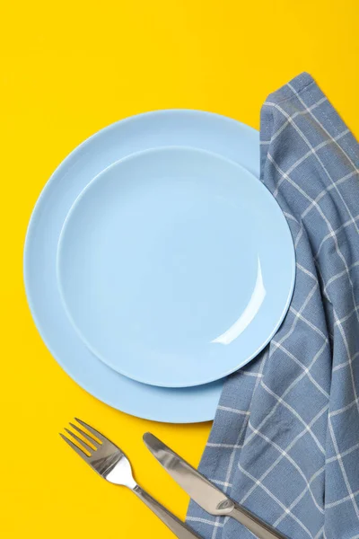 空白の皿で最小限のテーブル設定 トップビュー — ストック写真