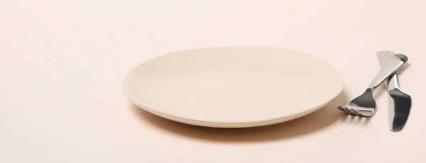 Réglage Minimal Table Avec Plat Blanc Sur Fond Beige — Photo