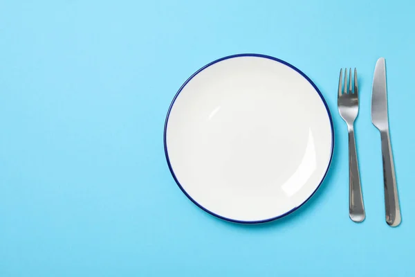 접시와 문자를 테이블 — 스톡 사진