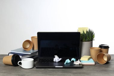 Dağınık ofis işyeri, işyeri ve çalışma alanı kavramı