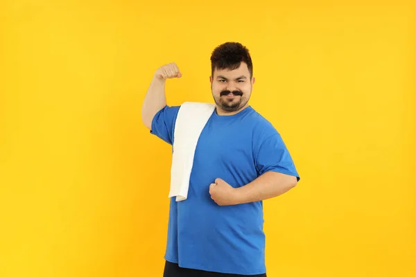 Concept Van Gewichtsverlies Dikke Man Met Handdoek Gele Achtergrond — Stockfoto