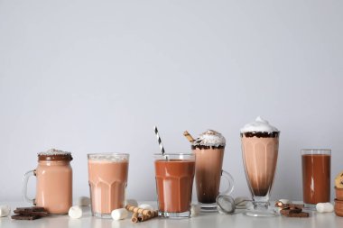 Lezzetli taze yaz tatlısı- çikolatalı milkshake, yazı için yer