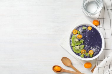 Acai smoothie, lezzetli ve sağlıklı kahvaltı kavramı.