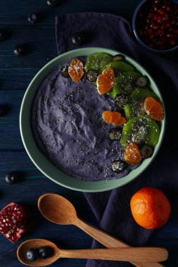 Acai smoothie, lezzetli ve sağlıklı kahvaltı kavramı.