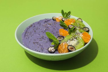 Acai smoothie, lezzetli ve sağlıklı kahvaltı kavramı.