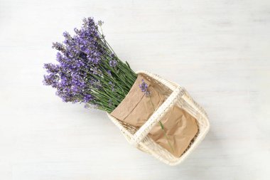 Çiçeklerle, güzel lavanta çiçekleriyle dolu konsept.