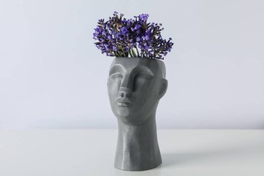 Çiçeklerle, güzel lavanta çiçekleriyle dolu konsept.