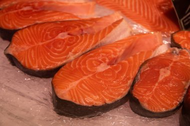 Süpermarkette kırmızı balık fotoğrafı, reklamınız için fotoğraf.