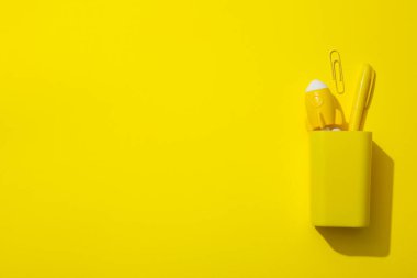 Okul aksesuarları ile okul eğitimi kavramı, metin için alan