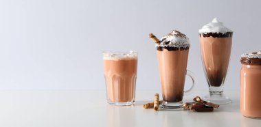 Lezzetli taze yaz tatlısı- çikolatalı milkshake, yazı için yer