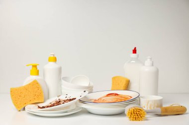 Deterjan, bulaşık ve temizlik için aksesuarlar.