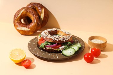 Lezzetli yemek kavramı - lezzetli simit sandviçi