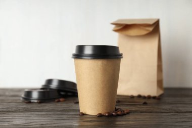 Boş kağıt bardak, dağıtım için kompozisyon ve paket konsepti, metin için boşluk