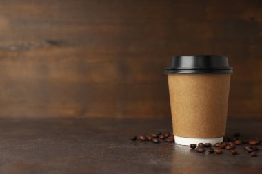 Boş kağıt bardak, dağıtım için kompozisyon ve paket konsepti, metin için boşluk