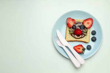 Lezzetli bir kahvaltı ya da çocuk için öğle yemeği. Tost, çocuğun götürebileceği yemek.