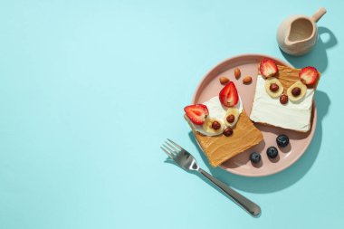 Lezzetli bir kahvaltı ya da çocuk için öğle yemeği. Tost, çocuğun götürebileceği yemek.