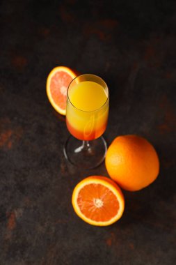 Turuncu kokteyl, taze lezzetli yaz turunçgil kokteyli konsepti.