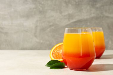 Turuncu kokteyl, taze lezzetli yaz turunçgil kokteyli konsepti.