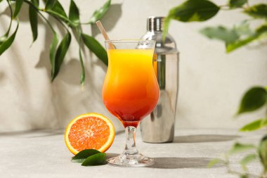 Turuncu kokteyl, taze lezzetli yaz turunçgil kokteyli konsepti.