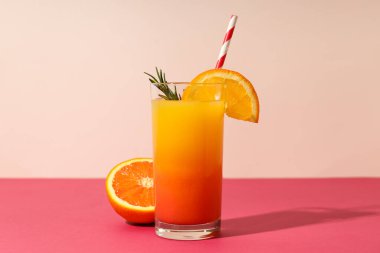 Turuncu kokteyl, taze lezzetli yaz turunçgil kokteyli konsepti.