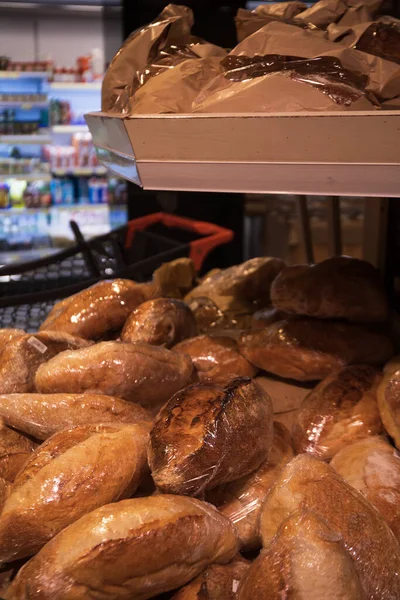 Süpermarkette bir sürü ekmek, süpermarkette bir sürü ekmek.