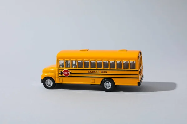 Concept Éducation Scolaire Avec Autobus Scolaire Sur Fond Gris Clair — Photo