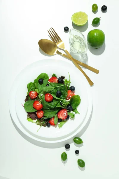 おいしい食べ物の概念 イチゴとサラダ トップビュー — ストック写真
