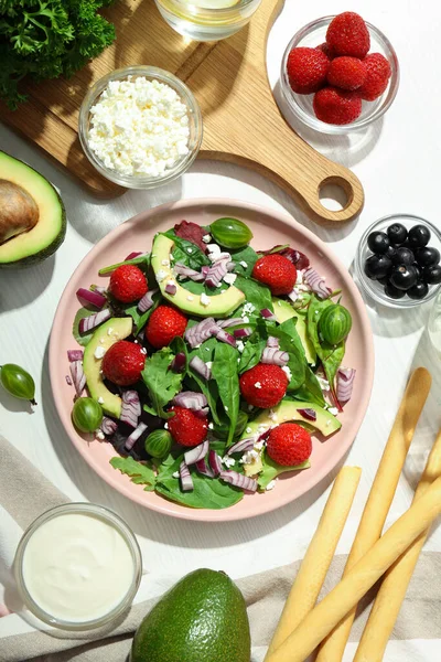 Lezzetli yemek kavramı, çilekli salata, üst manzara.