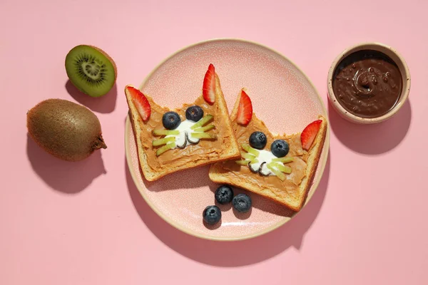 Lezzetli bir kahvaltı ya da çocuk için öğle yemeği. Tost, çocuğun götürebileceği yemek.