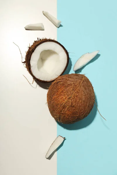 여름에 음조의 코코넛을 곁들인 — 스톡 사진