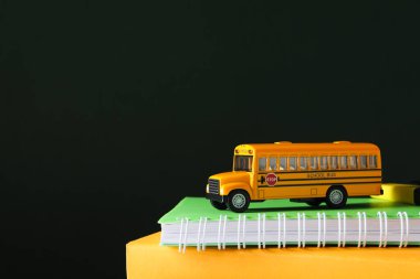 Okul aksesuarları ile okul eğitimi kavramı, metin için alan