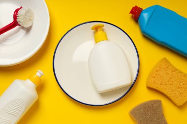 Deterjan, bulaşık ve temizlik için aksesuarlar.