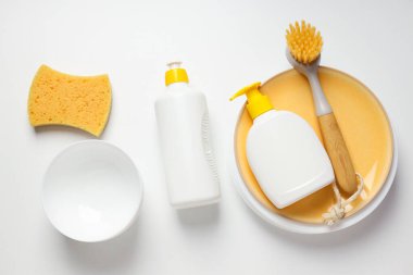 Deterjan, bulaşık ve temizlik için aksesuarlar.