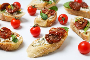 Güneşte kurutulmuş domatesli sandviç. Lezzetli atıştırmalık konsepti.