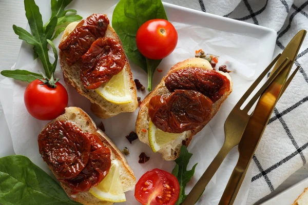 Sandwich Con Tomate Secado Sol Sabroso Concepto Snack —  Fotos de Stock