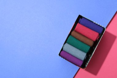 İki ton arkaplanlı çoraplı kutu