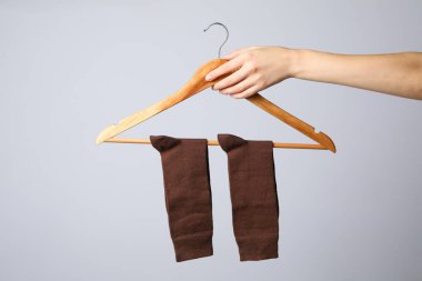 Gri arka planda çoraplı kadın el askısı