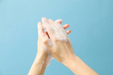 Köpüklü eller, spa, güzellik prosedürleri ve cilt bakımı konsepti