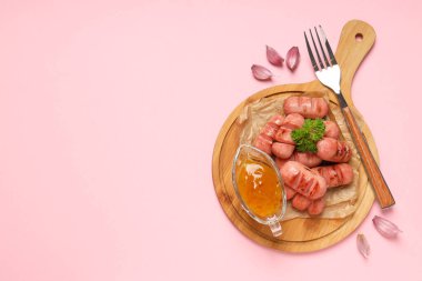 Lezzetli yemek kavramı, ızgara sosis, yazı için yer.