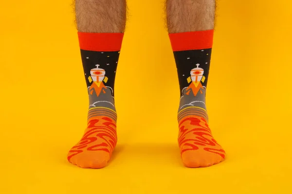 Мужские Ноги Носках Желтом Фоне — стоковое фото