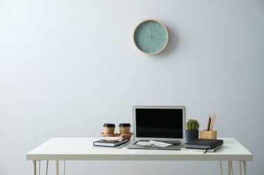 Dağınık ofis işyeri, işyeri ve çalışma alanı kavramı