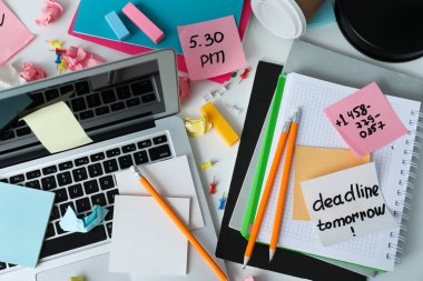 Dağınık ofis işyeri, işyeri ve çalışma alanı kavramı