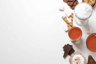 Lezzetli taze yaz tatlısı- çikolatalı milkshake, yazı için yer