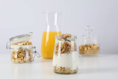 Lezzetli ve besleyici kahvaltı konsepti - yoğurtlu müsli.